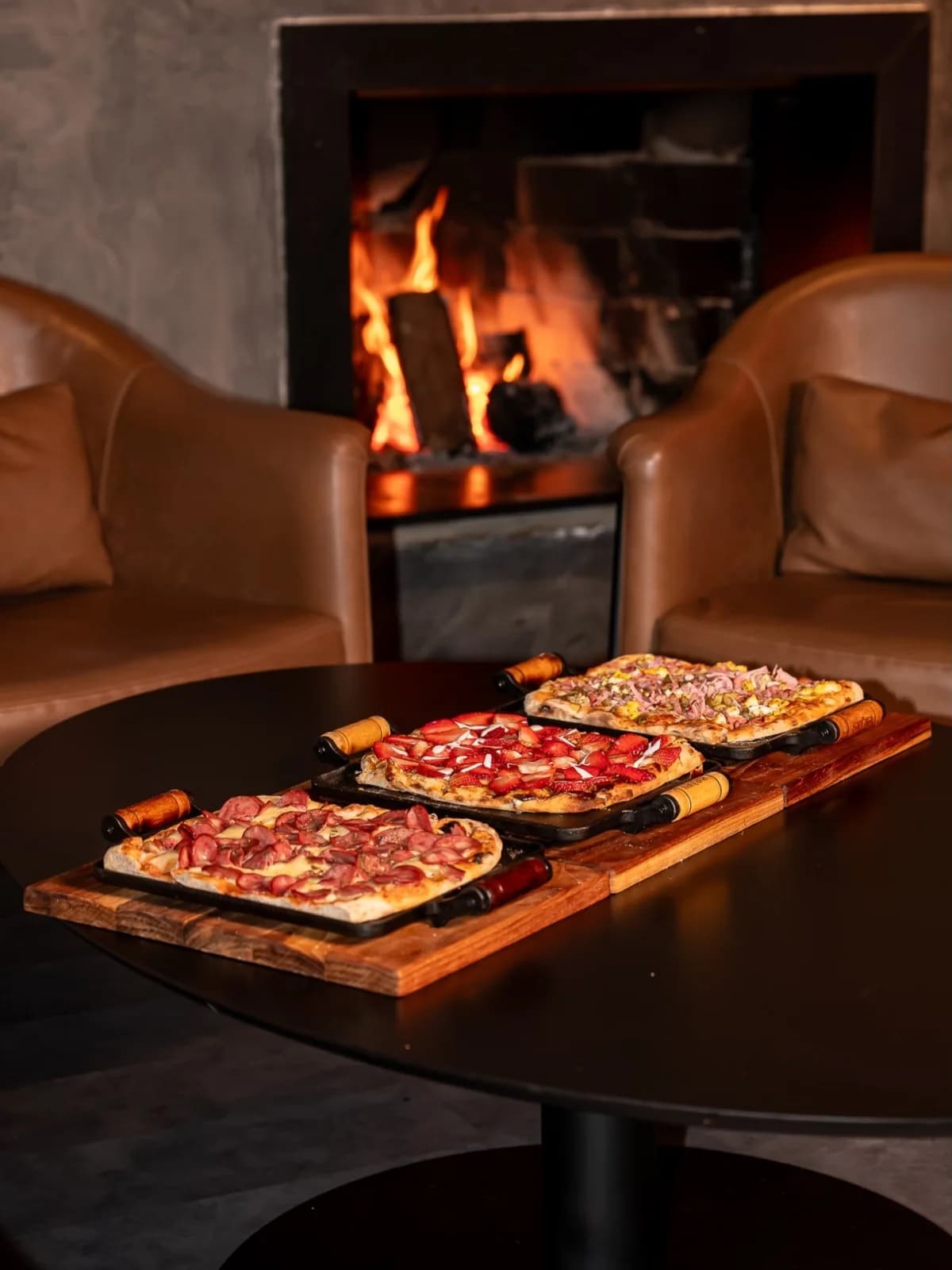 Pizzas e tábua na lareira do Gastro Donatello