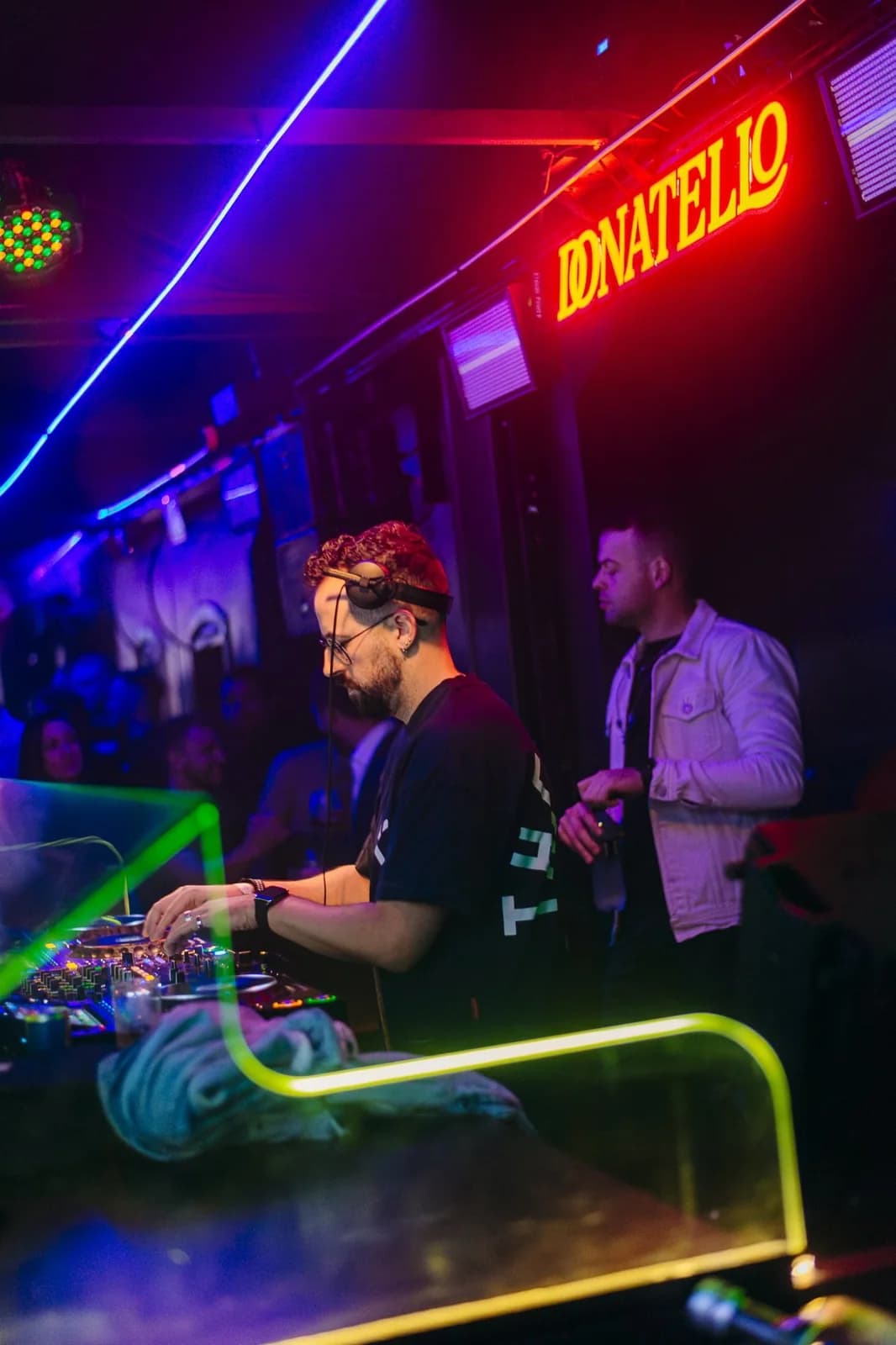 DJ na cabine do Lounge Donatello
