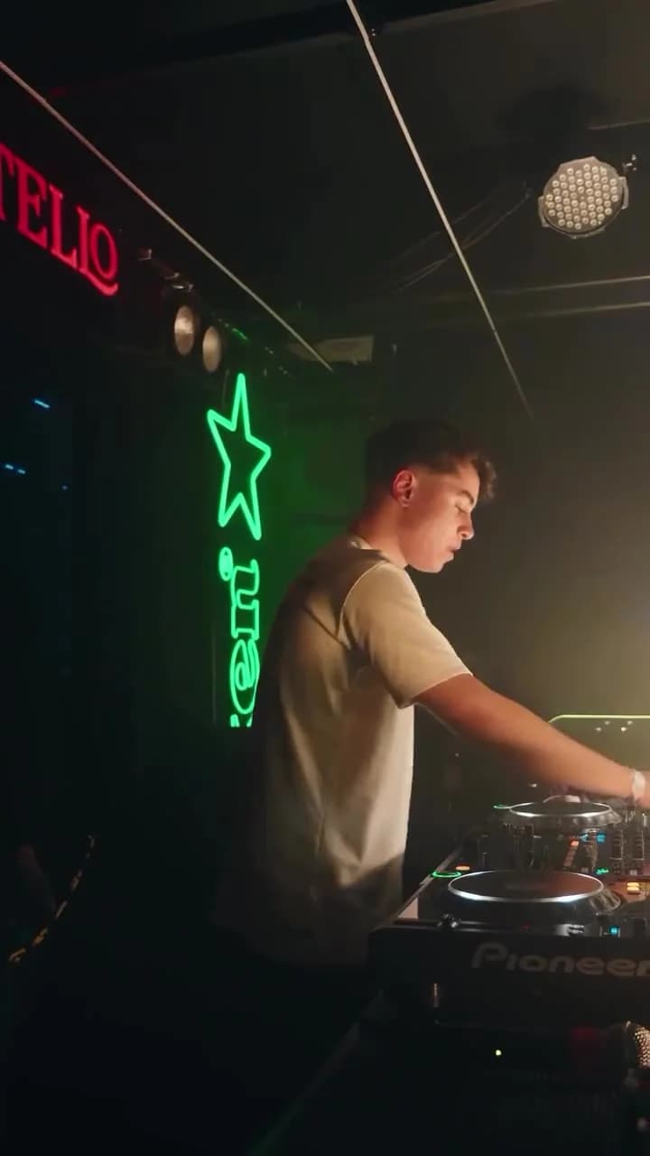 DJ na cabine do Lounge Donatello