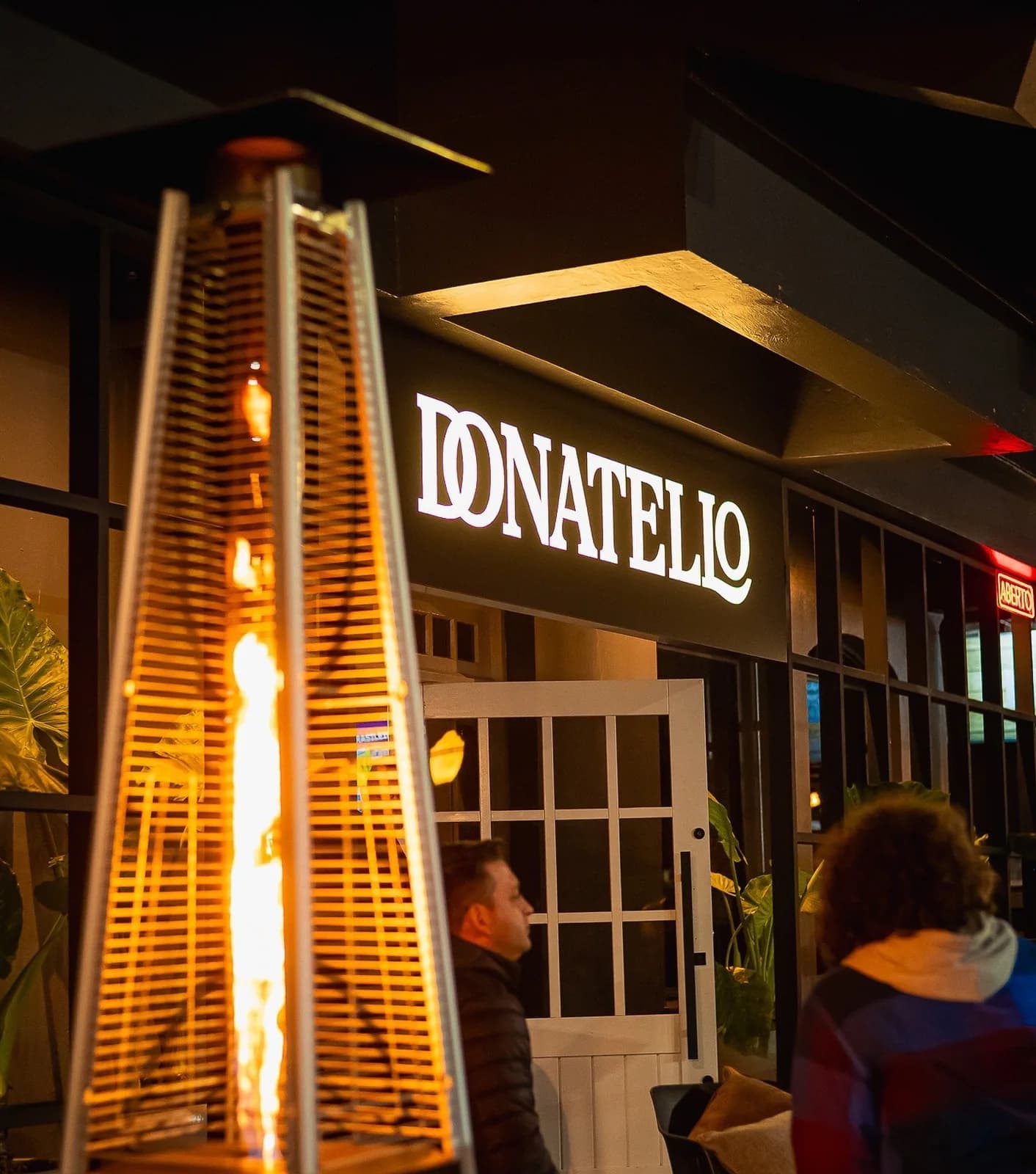 Fachada do Donatello à noite