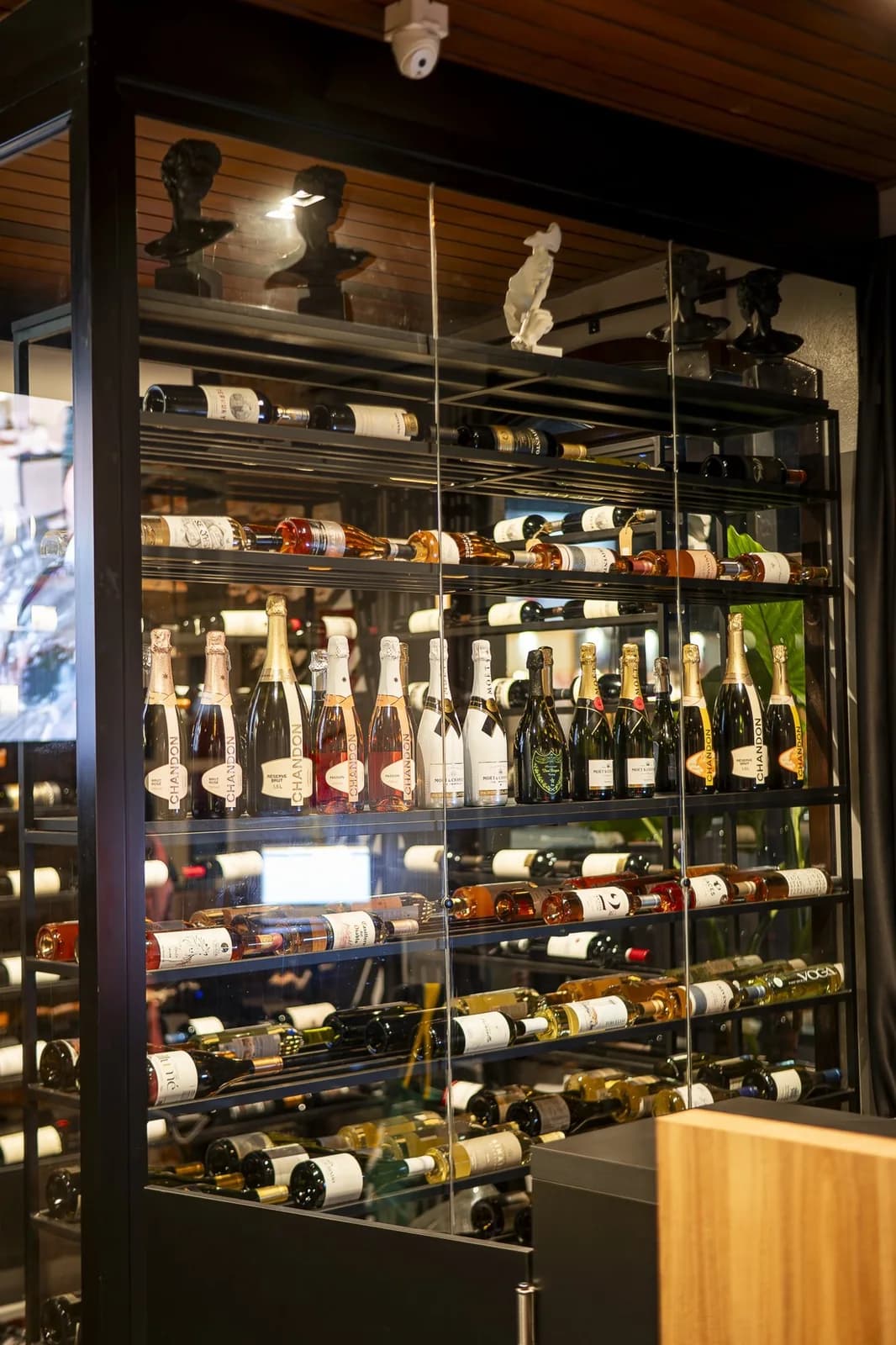 Vitrine de vinhos no salão Donatello